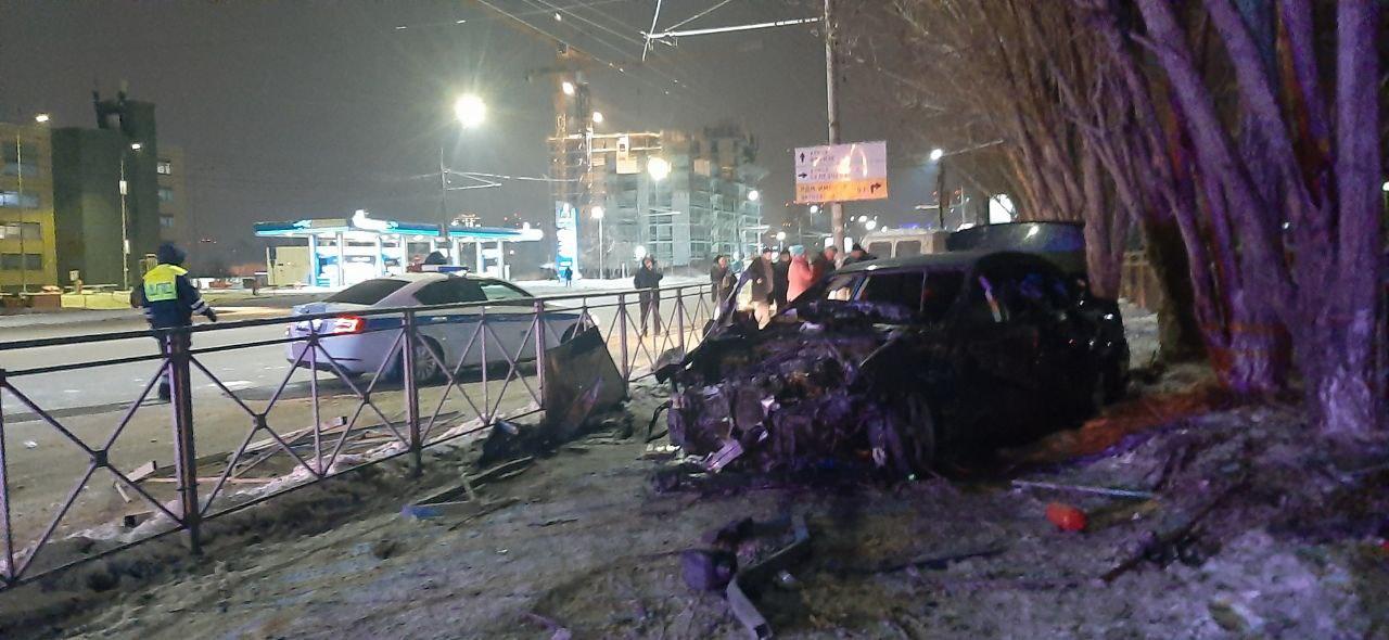 Фото В Новосибирске 19-летняя девушка погибла в горящем Subaru после ДТП 2